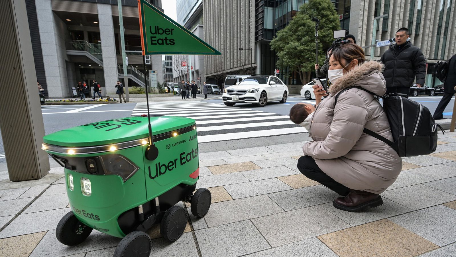 Professora aposentada é presa por protestar contra robôs de delivery em Filadélfia