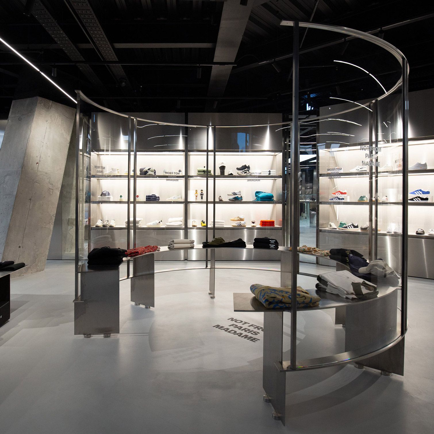 Didea adapta loja de streetwear à torre icônica de Zaha Hadid