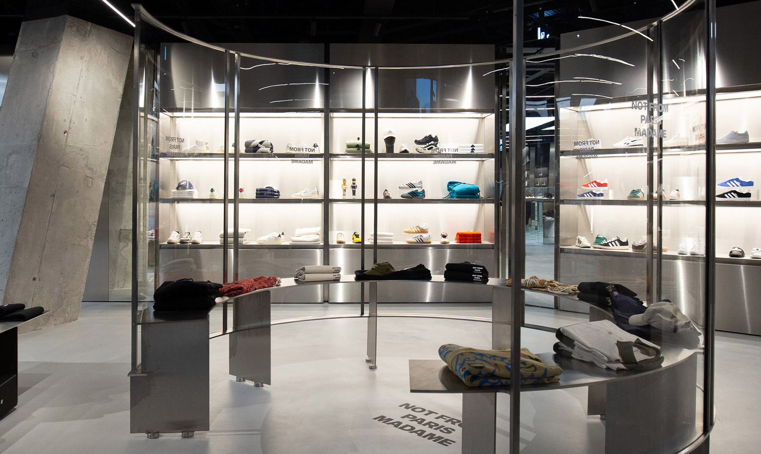 Didea adapta loja de streetwear à torre icônica de Zaha Hadid