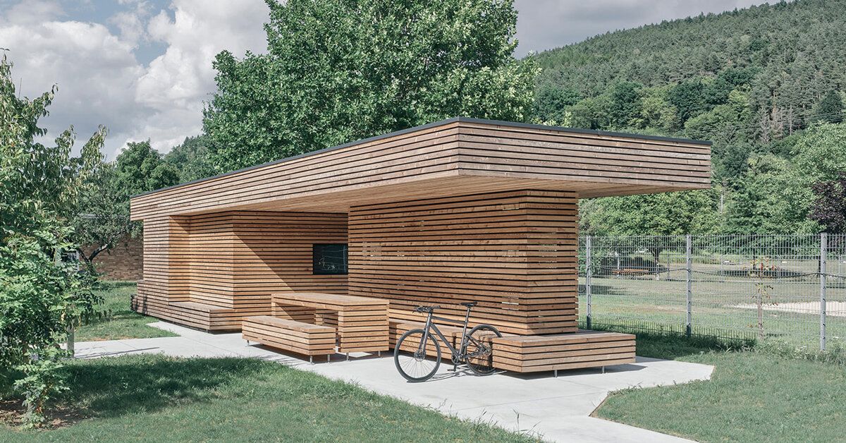 Estação de bicicletas alemã imita monte de toras de madeira