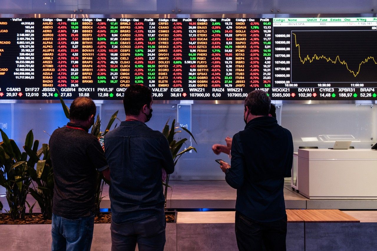 Ibovespa reverte queda com Petrobras e fluxo comprador apesar de pesquisa