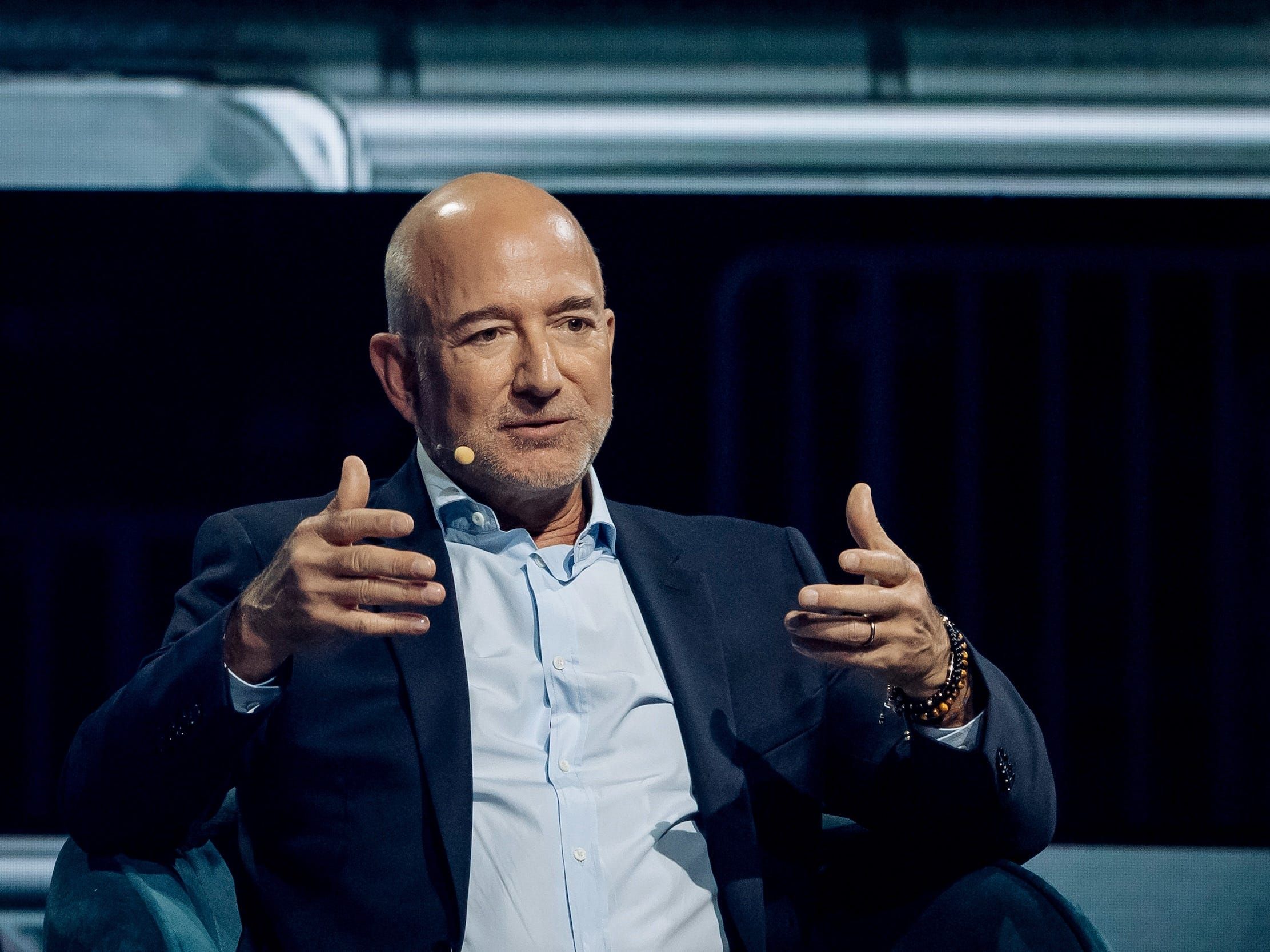 Jeff Bezos retorna como CEO e defende regulação equilibrada para IA