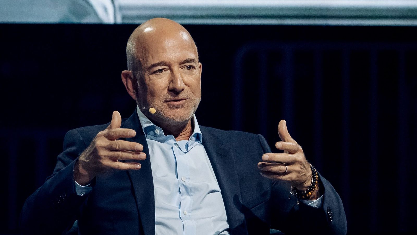 Jeff Bezos retorna como CEO e defende regulação equilibrada para IA
