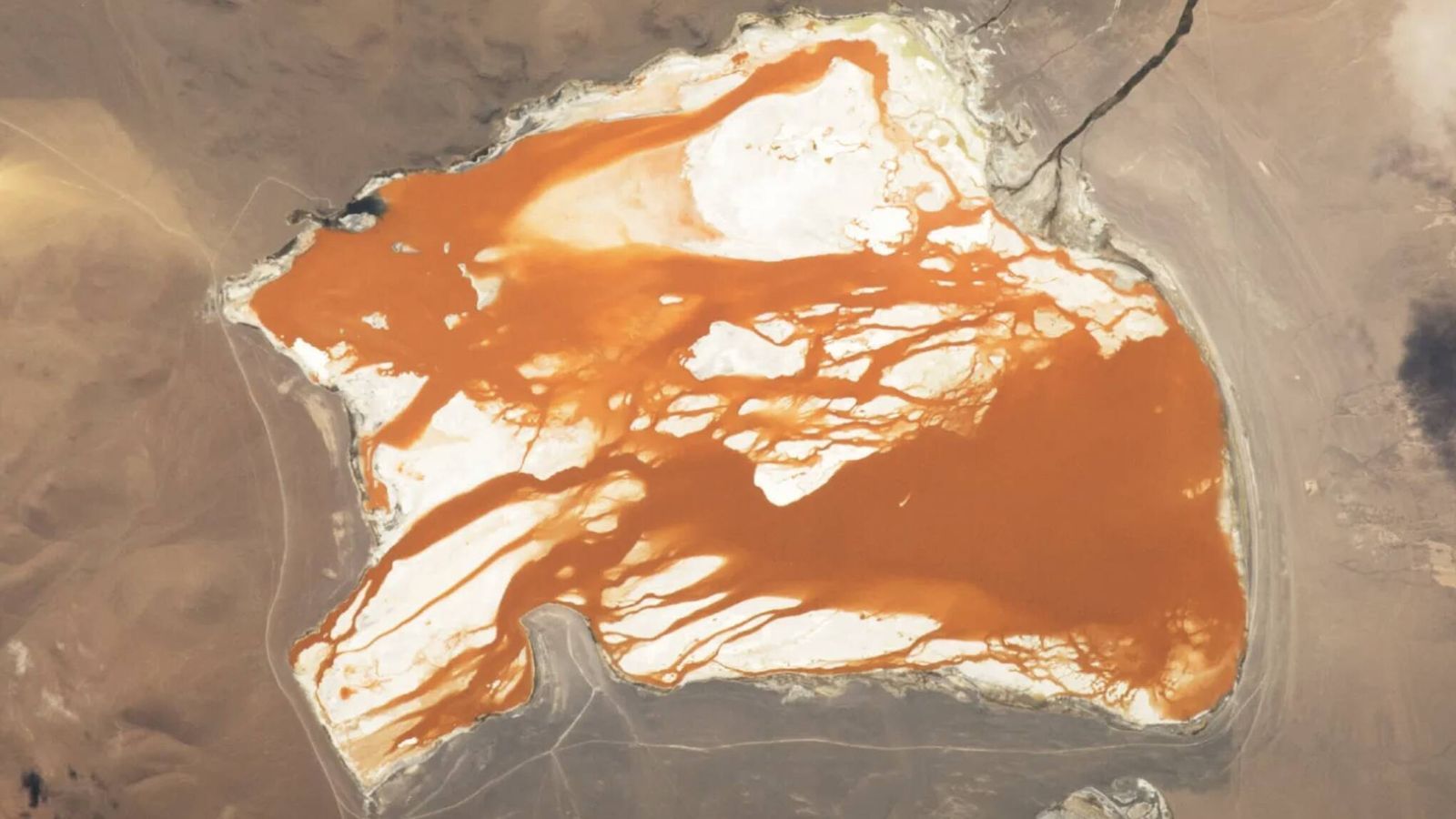 NASA registra mancha laranja no Altiplano boliviano — entenda a origem do fenômeno
