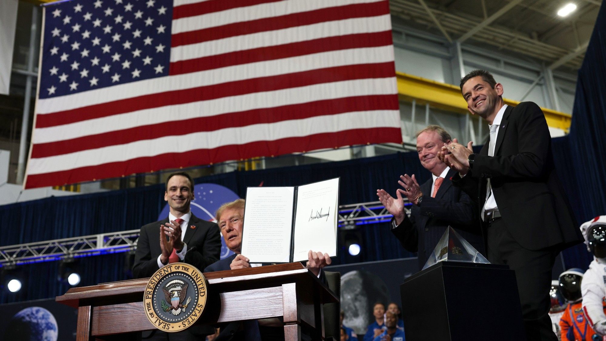 Trump lança sua West Point do espaço