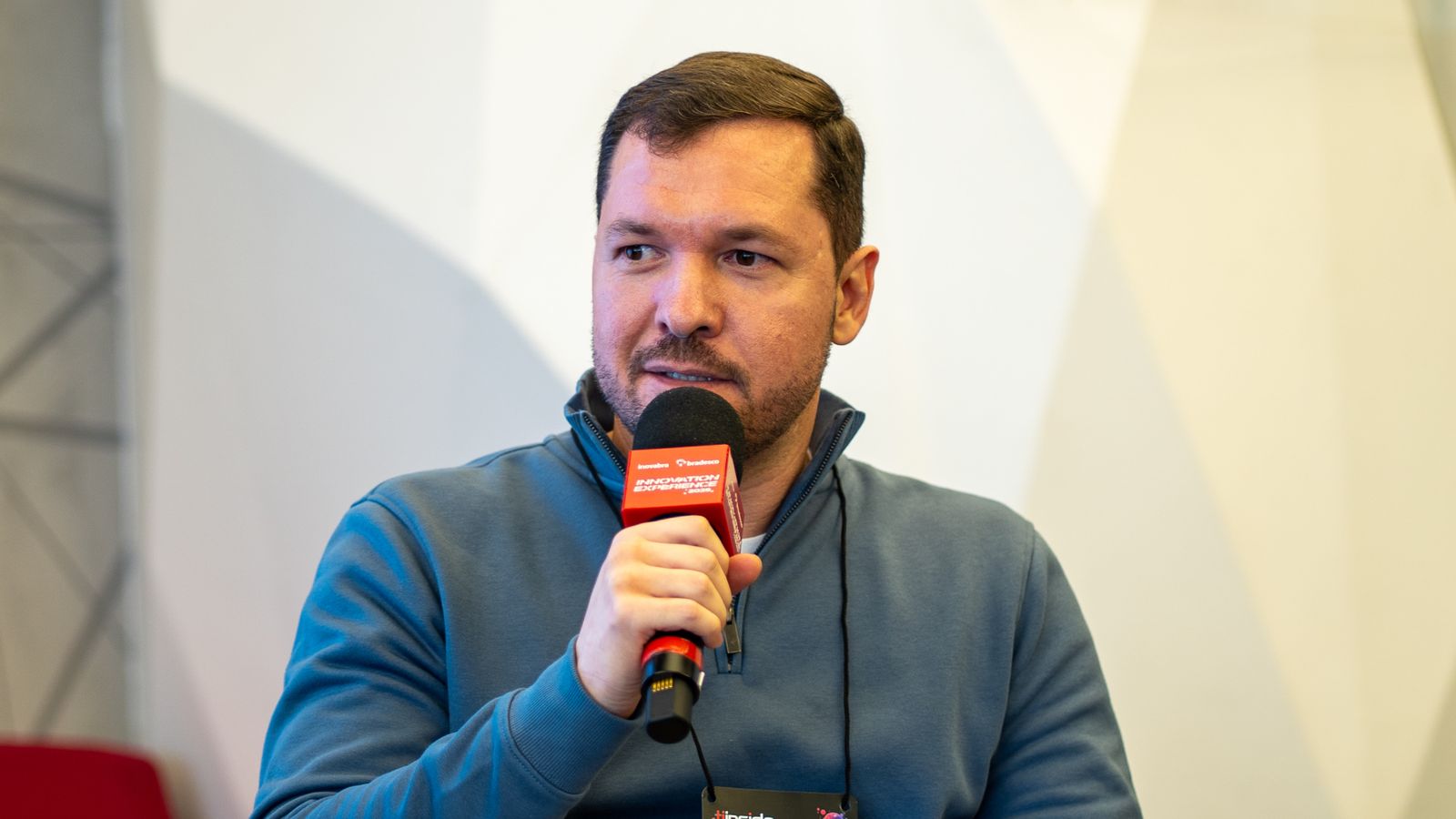 Agentes de IA exigem gestores humanos para governança e ROI real