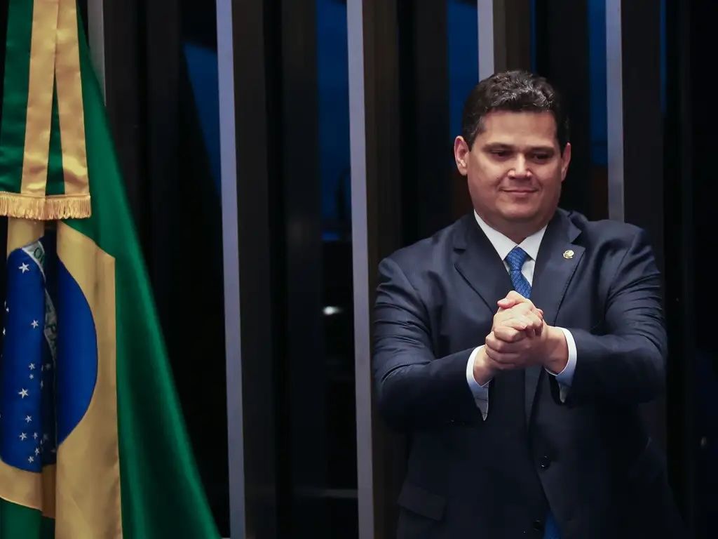 Alcolumbre enfrenta crise após citação em delação de banqueiro — o peso das acusações