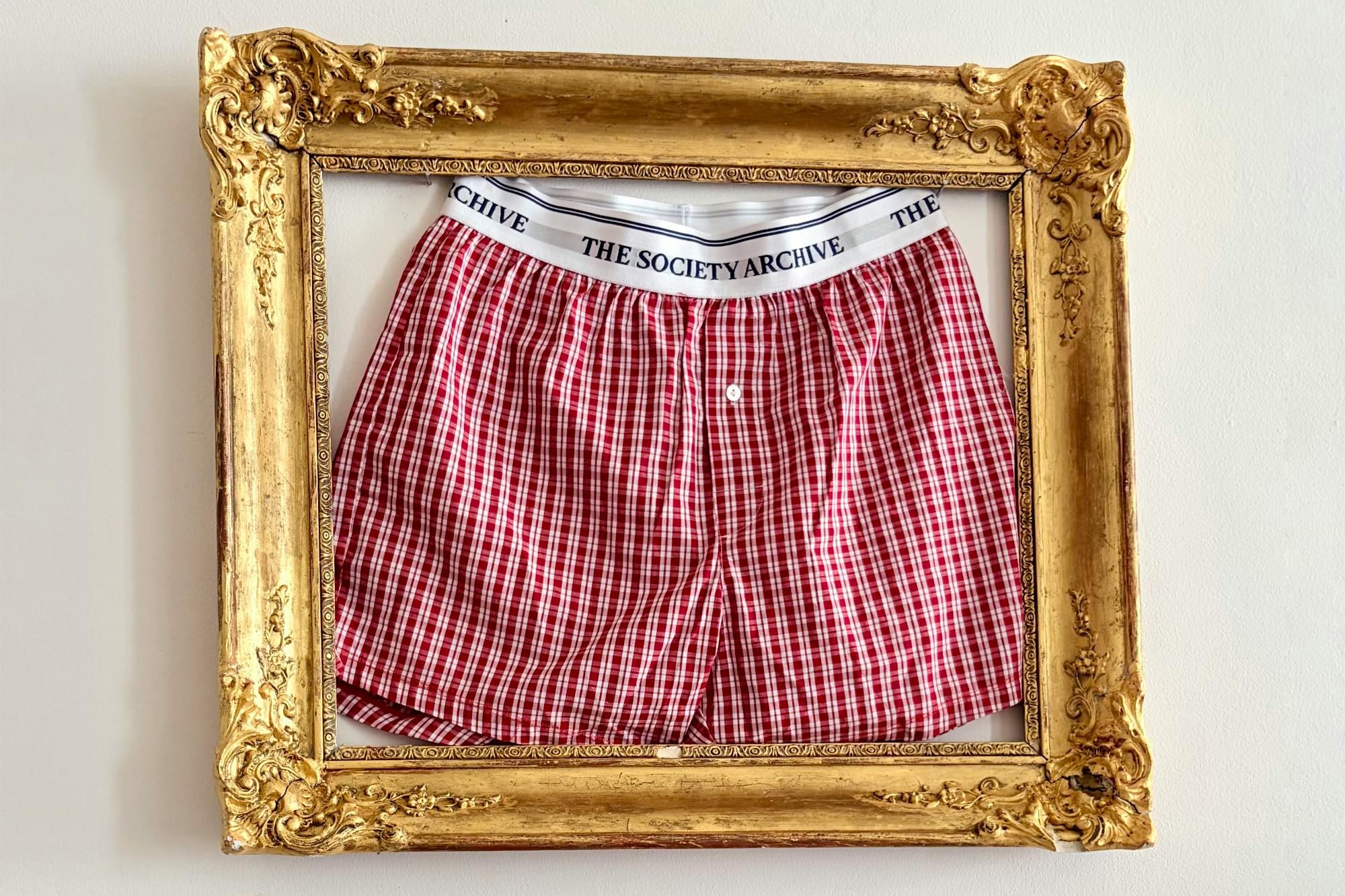 The Society Archive desafia a liturgia da moda em Paris