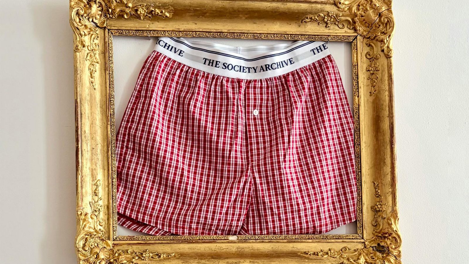 The Society Archive desafia a liturgia da moda em Paris