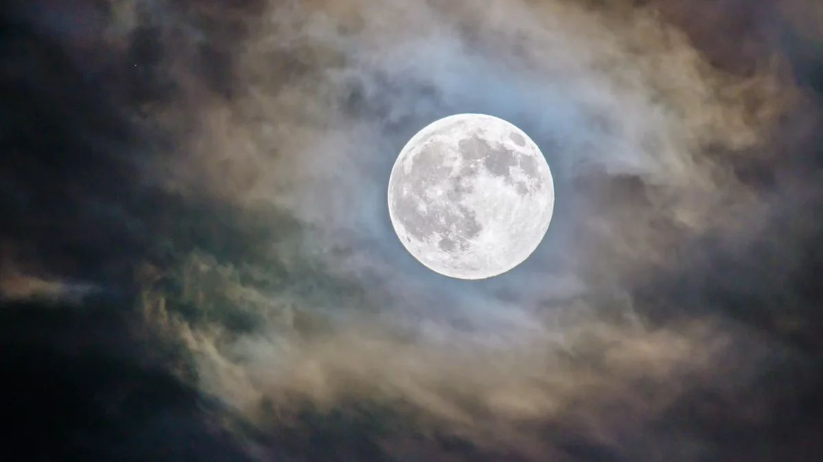 A Lua Está Encolhendo: NASA Confirma Contração de 45 Metros e Mapeia Milhares de Falhas