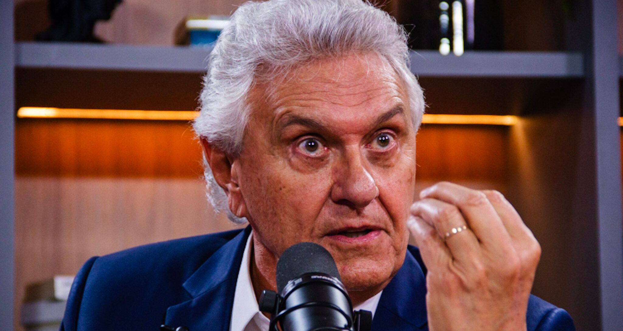 Caiado sintoniza no canal da família Bolsonaro
