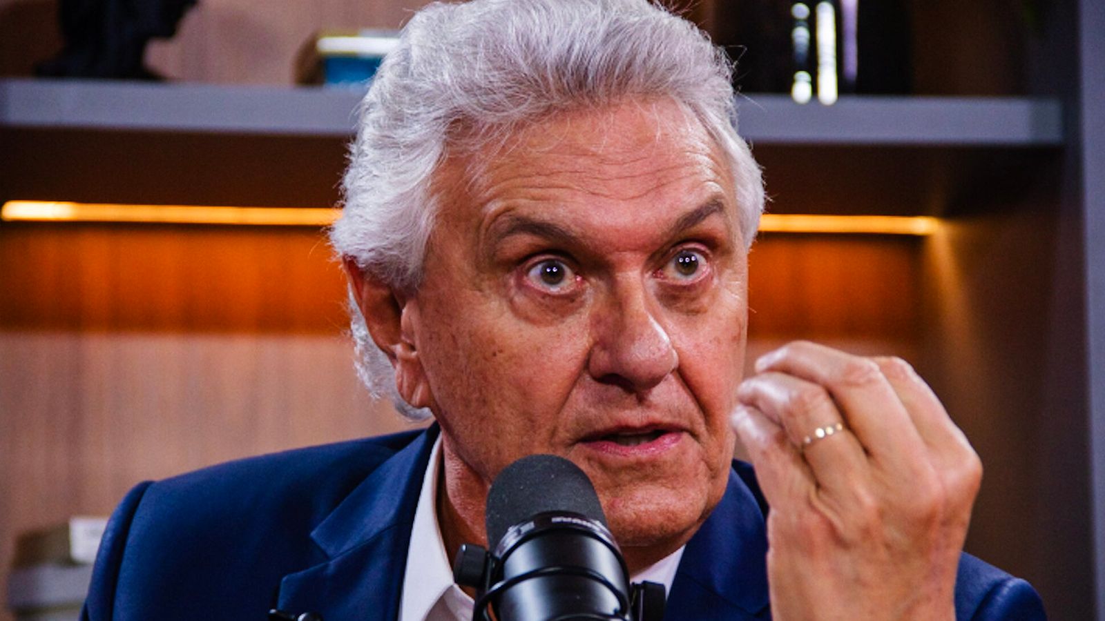 Caiado sintoniza no canal da família Bolsonaro