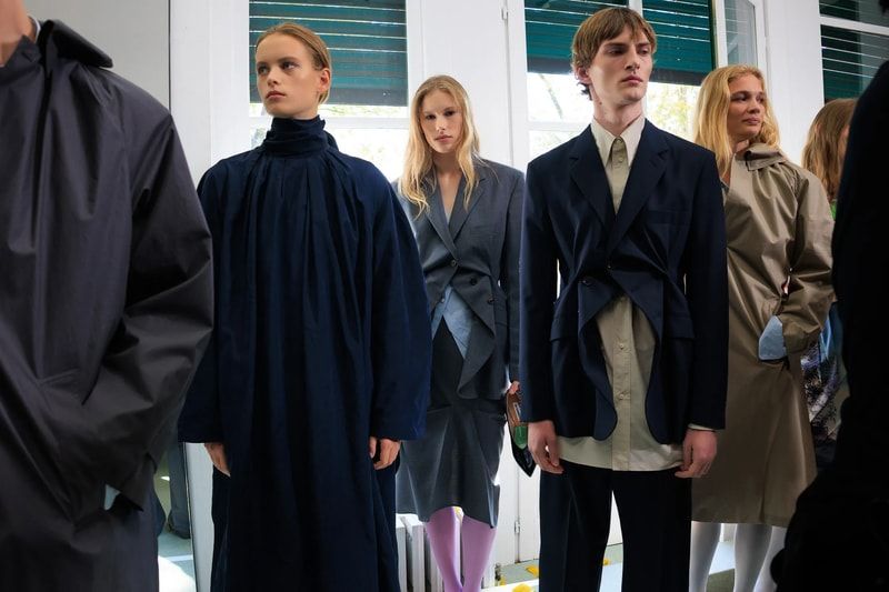 Jil Sander ousa no minimalismo com toque de fragilidade