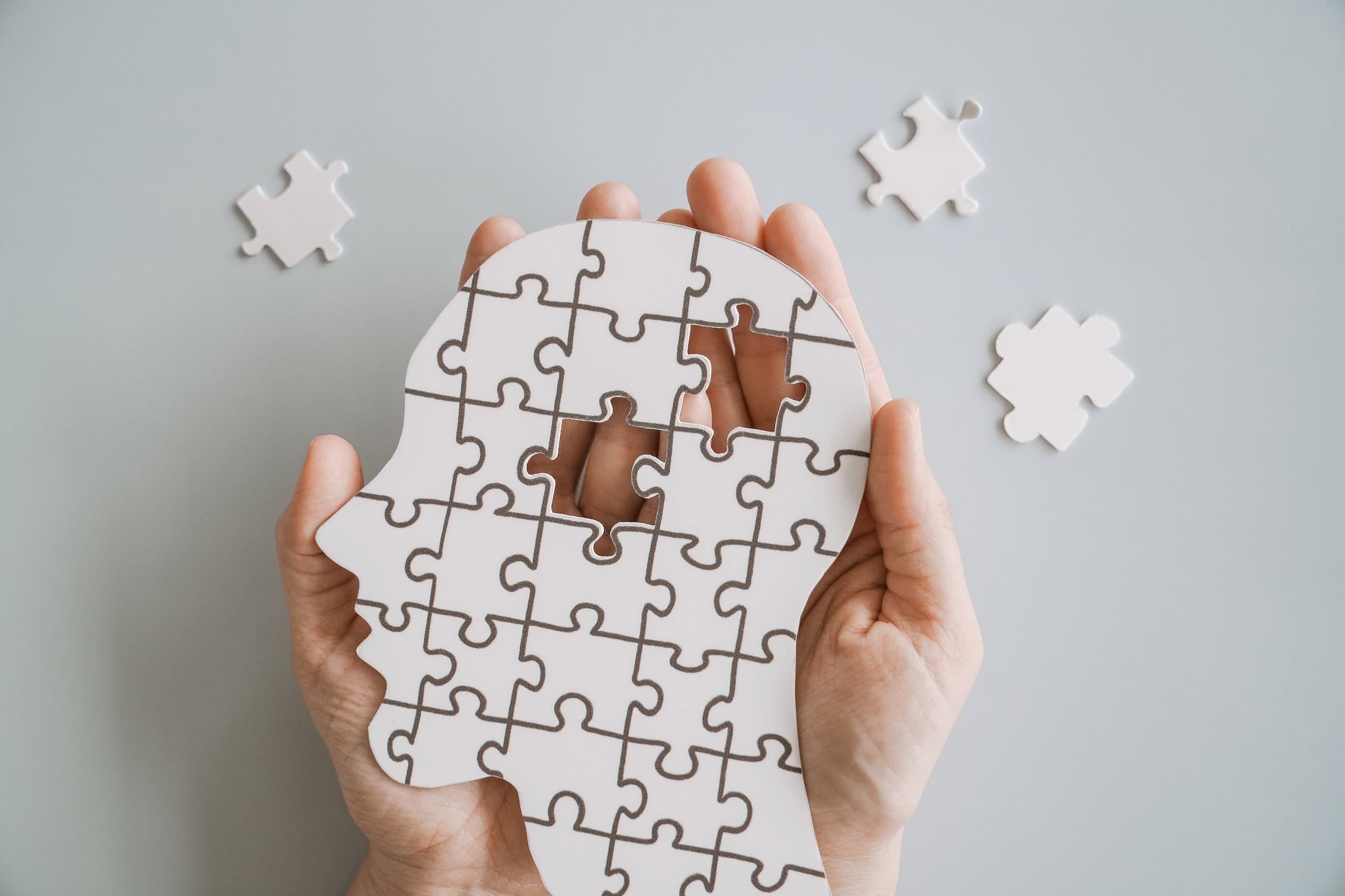 Molécula inédita bloqueia inflamação cerebral e abre nova frente contra o Alzheimer