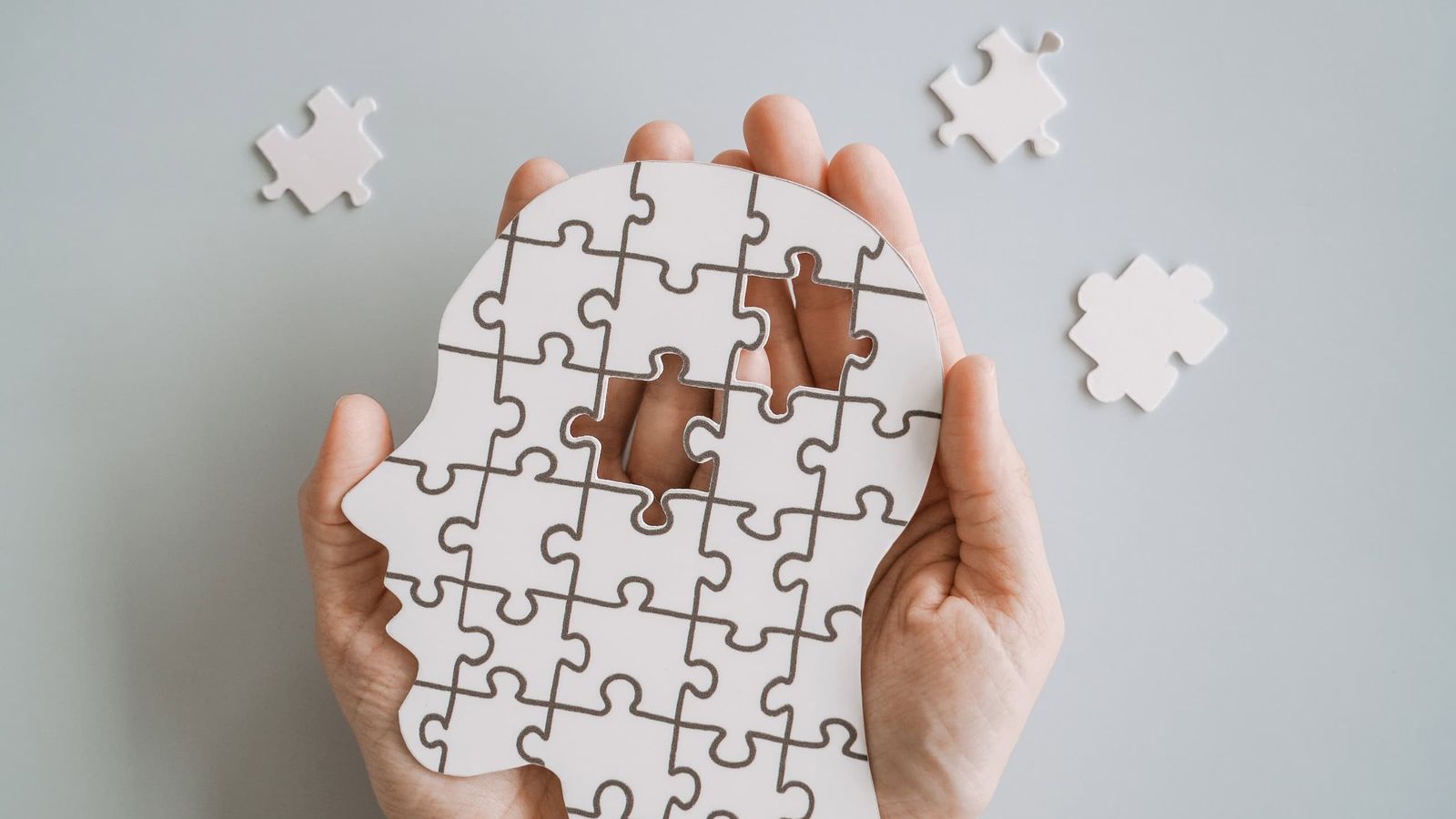 Molécula inédita bloqueia inflamação cerebral e abre nova frente contra o Alzheimer