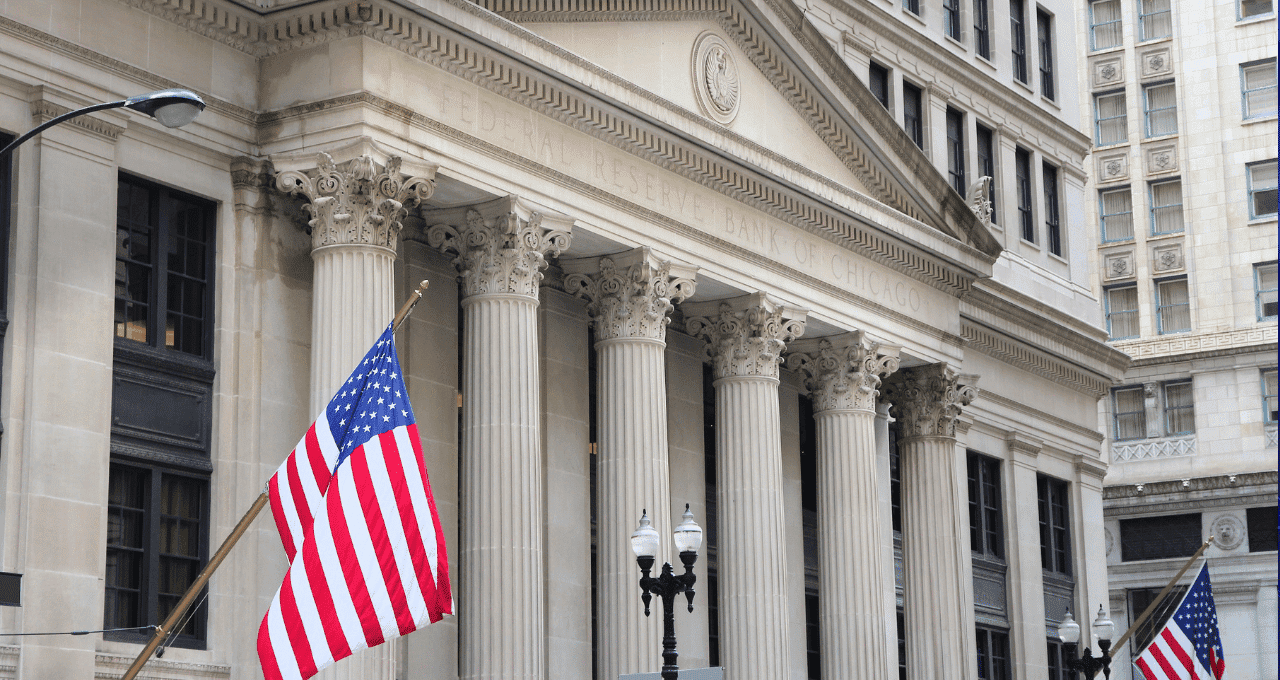 Ata do Fed sinaliza juros altos por mais tempo — e mercado global entra em alerta