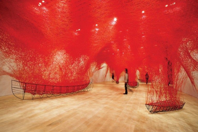 Chiharu Shiota: A Arte que Toca a Alma e Conecta o Mundo