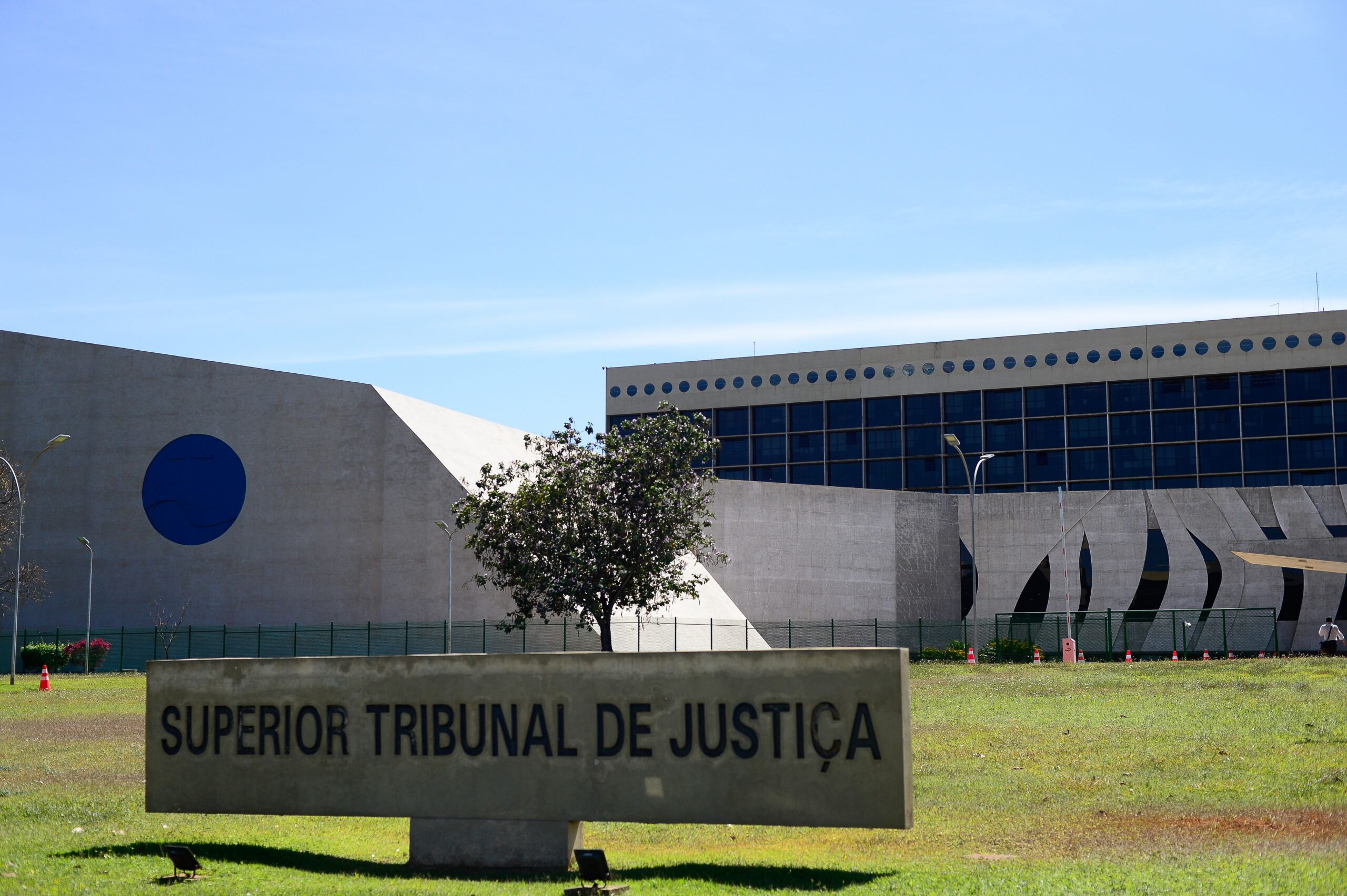 STJ autoriza exclusão de sobrenome paterno por abandono afetivo