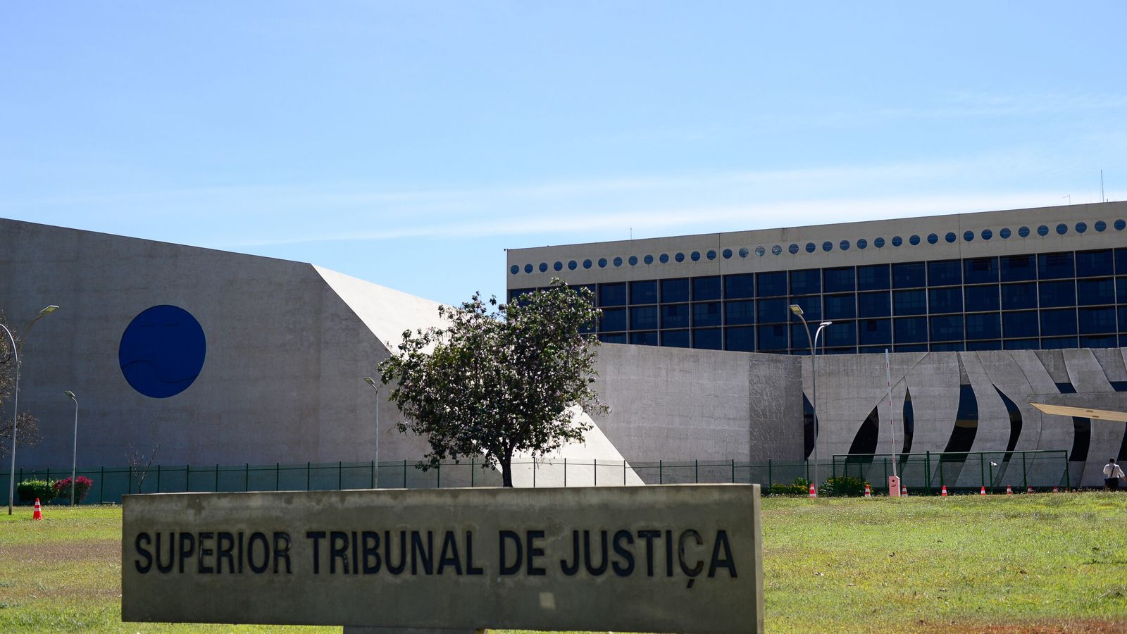 STJ autoriza exclusão de sobrenome paterno por abandono afetivo