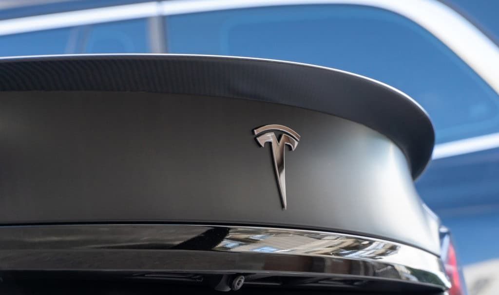 Tesla impõe teto de US$ 200 para IA e abre exceção para a xAI de Musk
