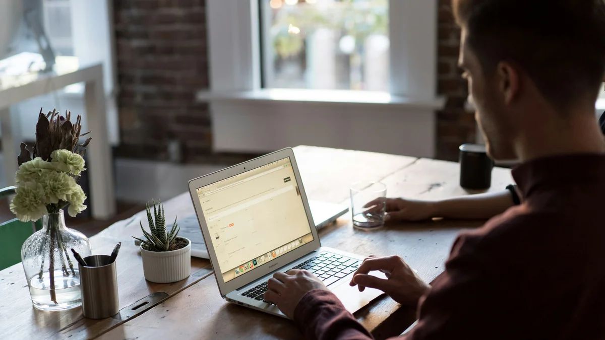 O paradoxo da OCDE: a IA cria empregos que os jovens não preenchem