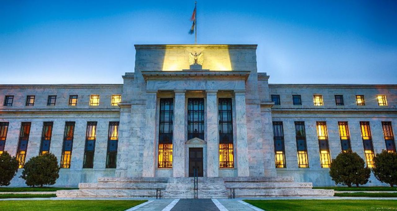 Fed mantém juros no intervalo de 3,50% a 3,75%; mercado busca sinais sobre cortes