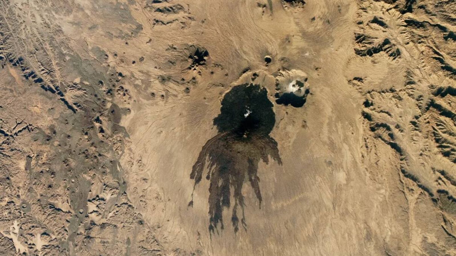 NASA registra mancha geológica no Saara — o que o vulcão Toussidé revela sobre o Holoceno