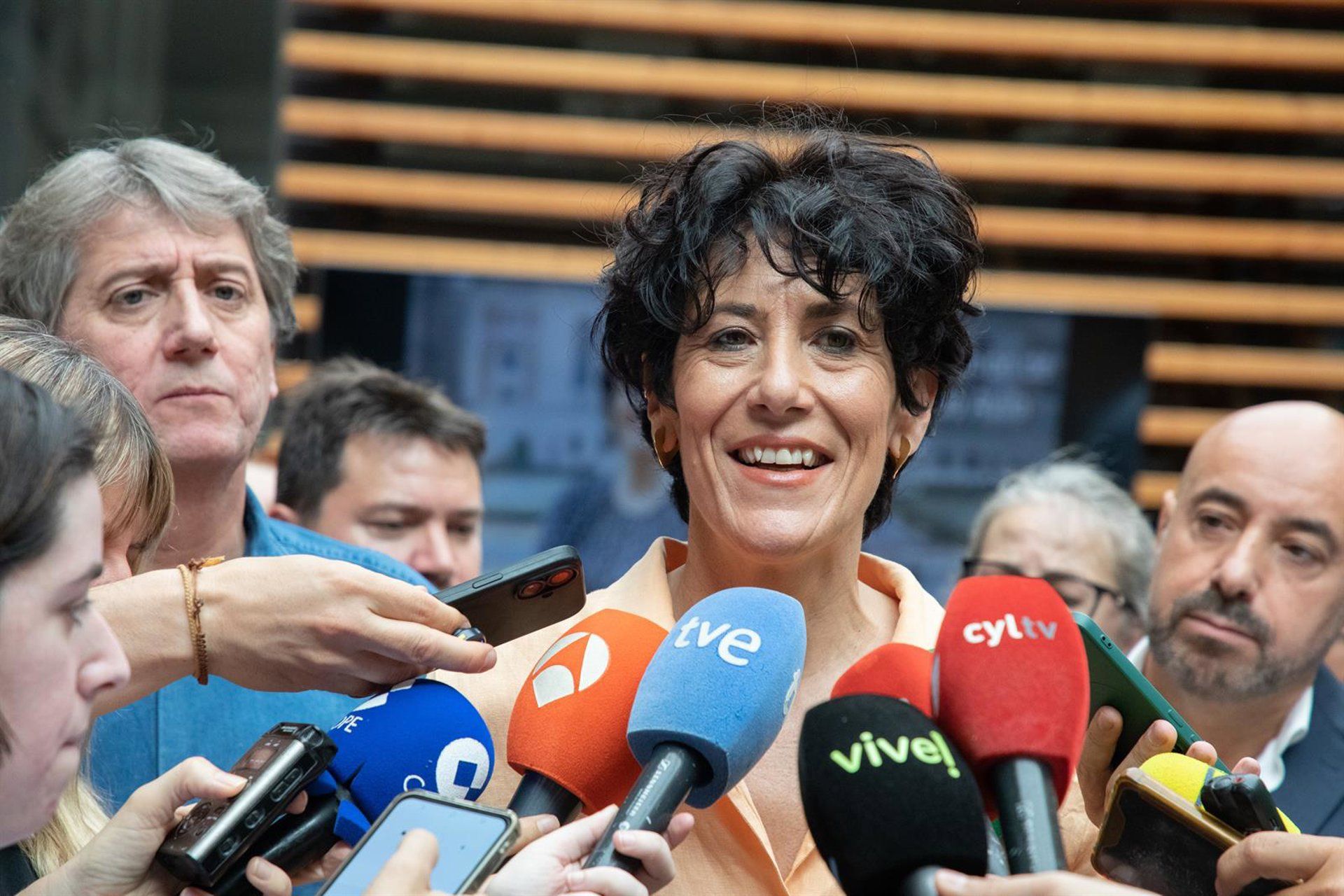 Elma Saiz rebate críticas ao sistema de pensões espanhol e aponta interesses privados
