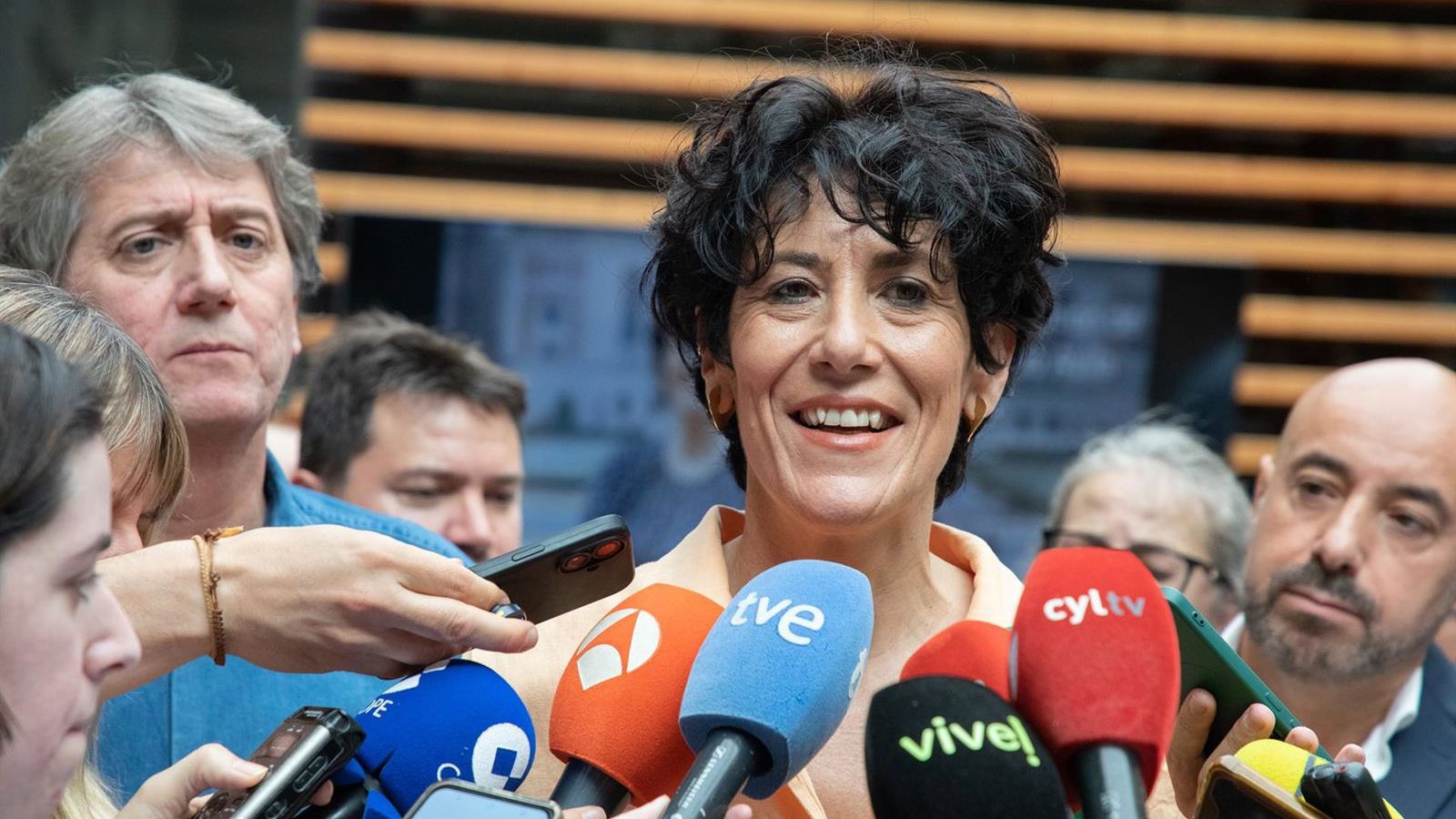 Elma Saiz rebate críticas ao sistema de pensões espanhol e aponta interesses privados