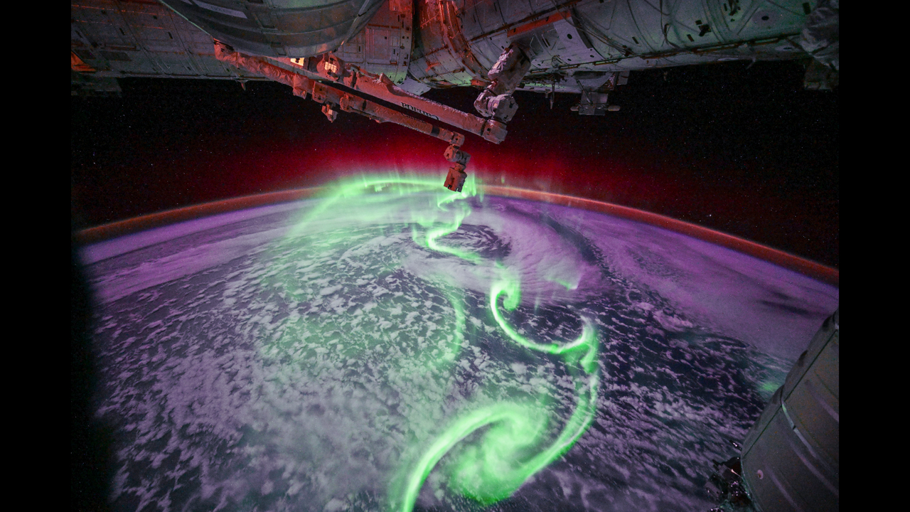 Astronauta Sophie Adenot registra aurora australis em tons neon a bordo da ISS