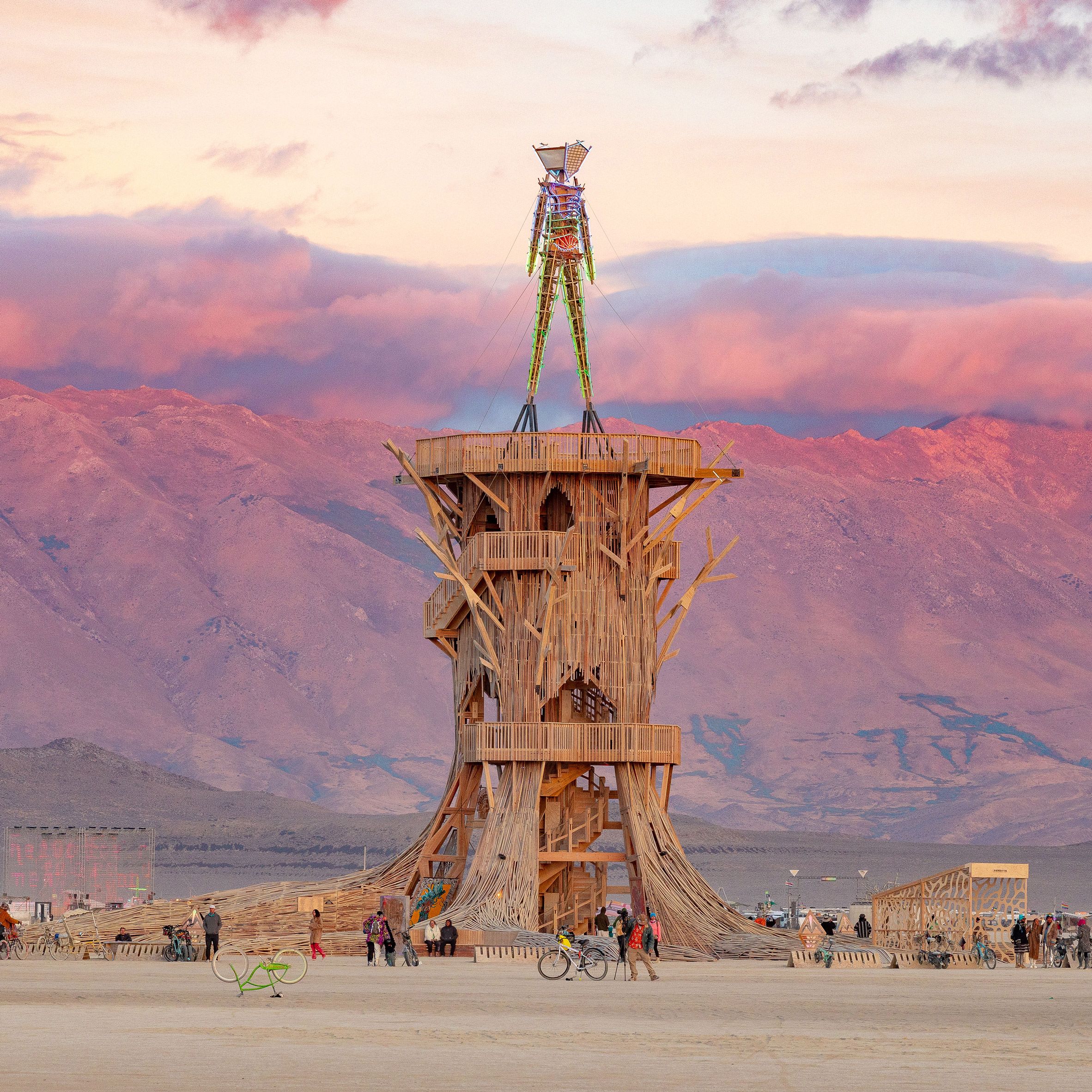 Burning Man 2026: da Torre Eiffel quebrada à Capela de Nylon