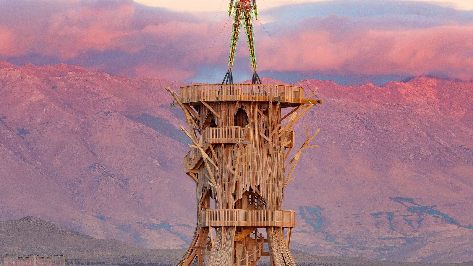Burning Man 2026: da Torre Eiffel quebrada à Capela de Nylon