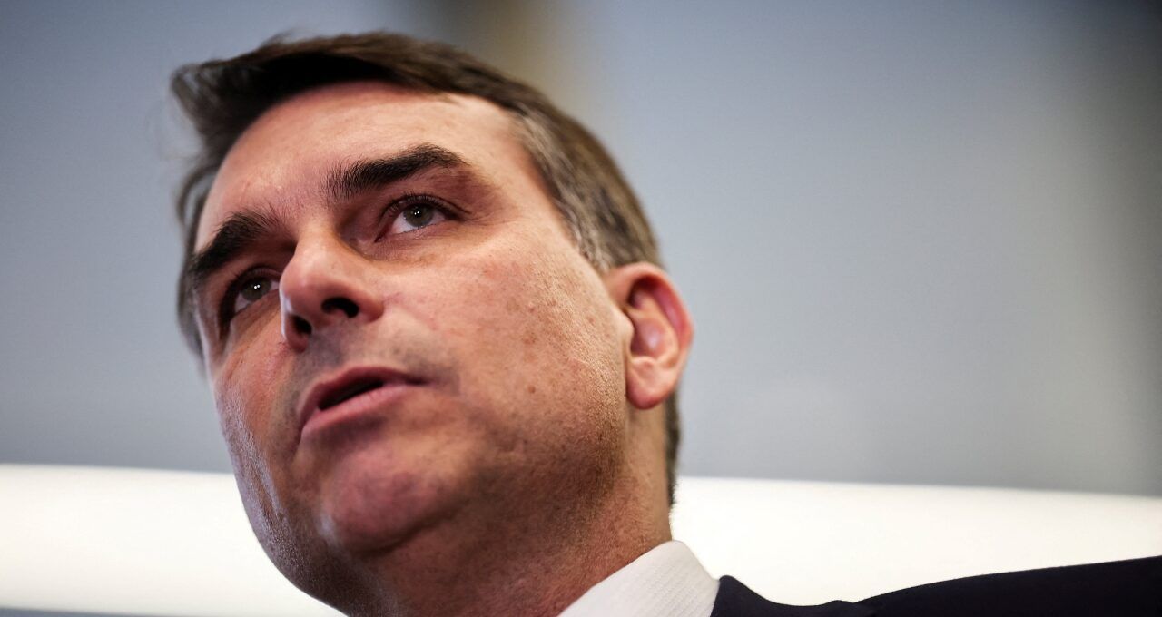 Miguel Reale Jr. alerta para "caminho do precipício" com Flávio Bolsonaro