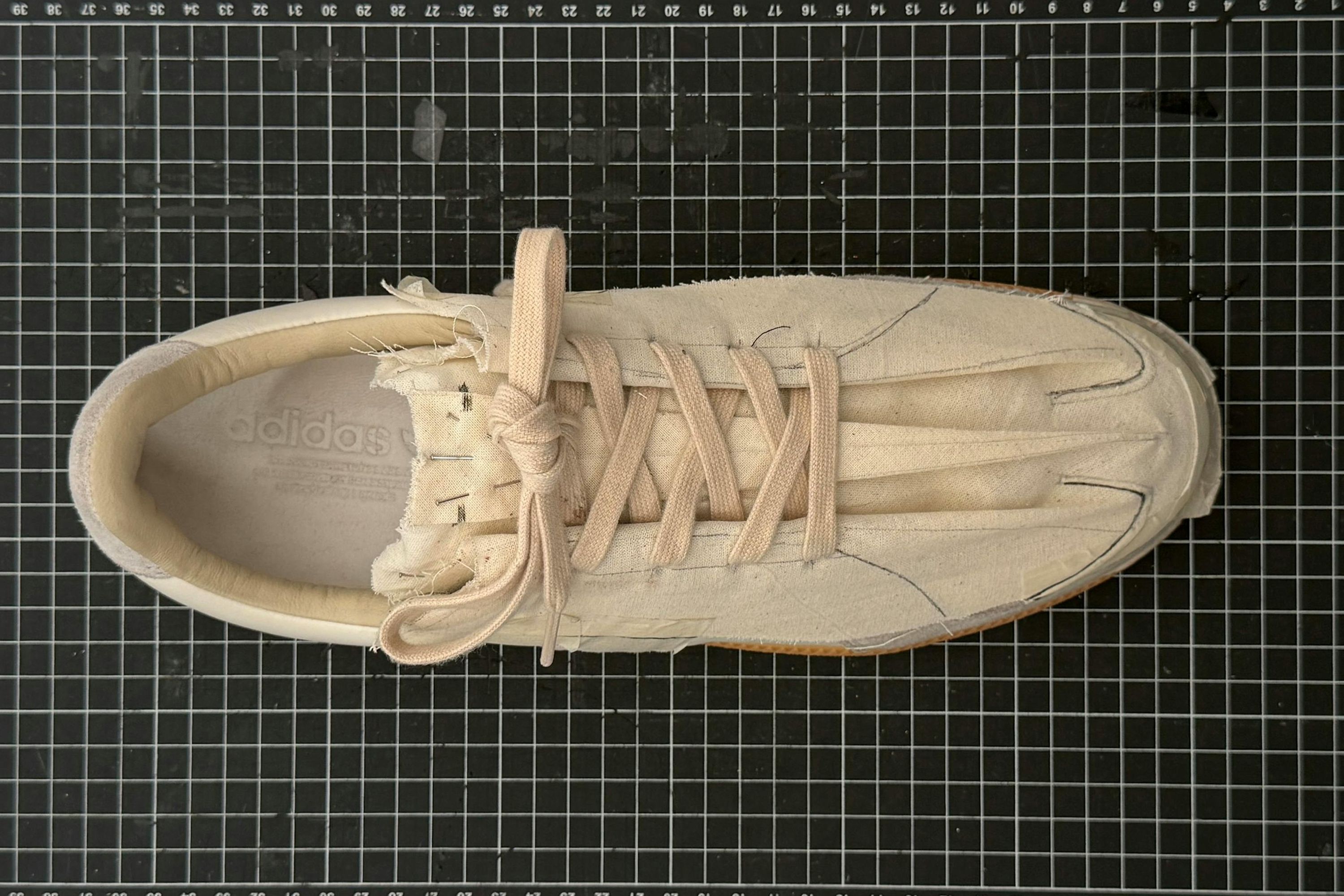 O tênis da Adidas que virou escultura de couro