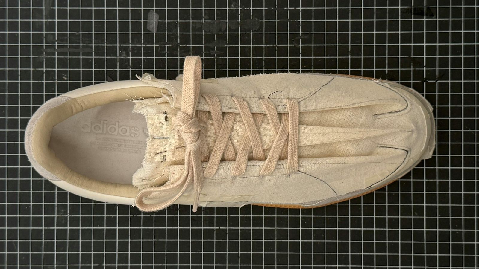O tênis da Adidas que virou escultura de couro