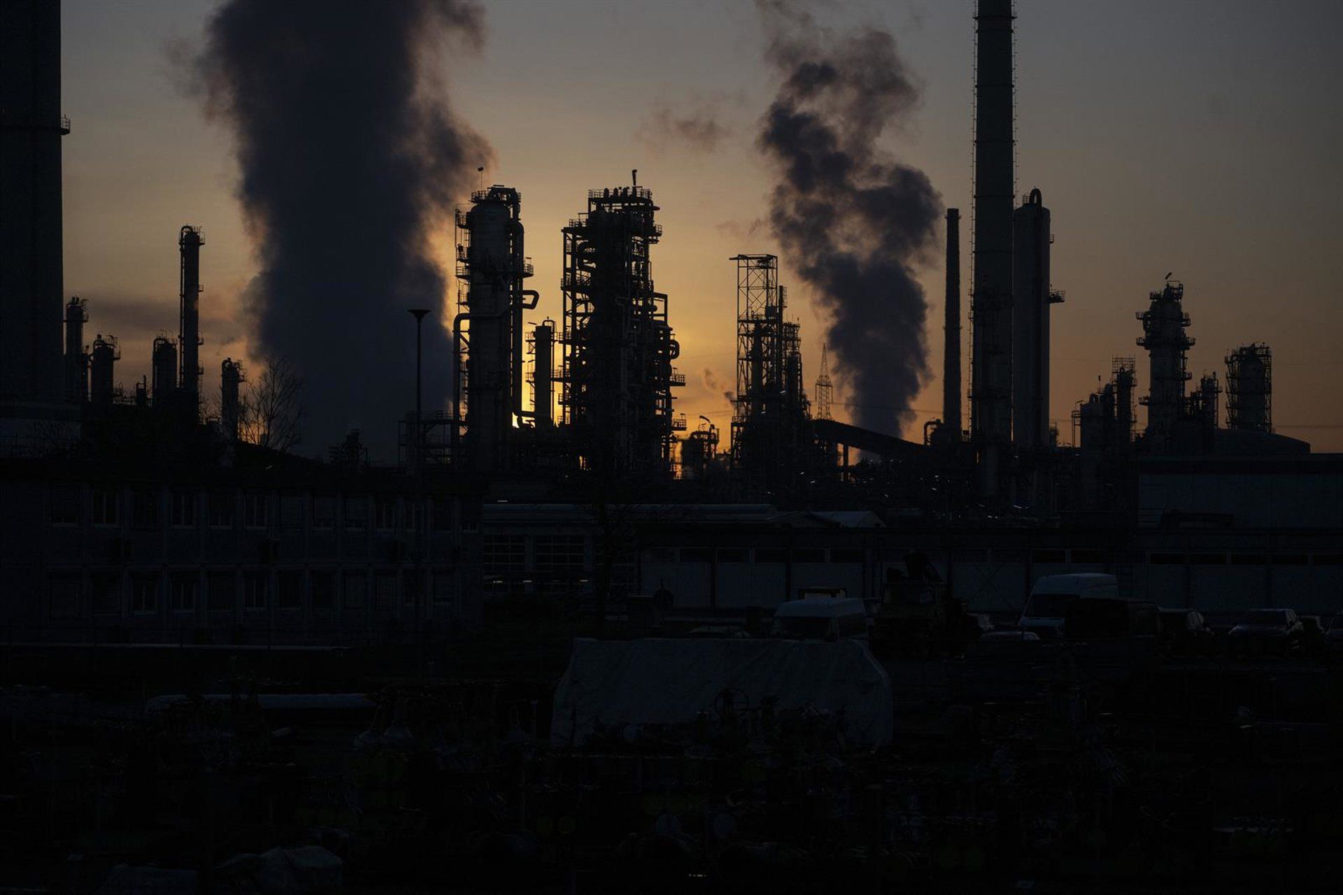 Petróleo Brent volta aos US$ 80 mesmo com reabertura do Estreito de Ormuz