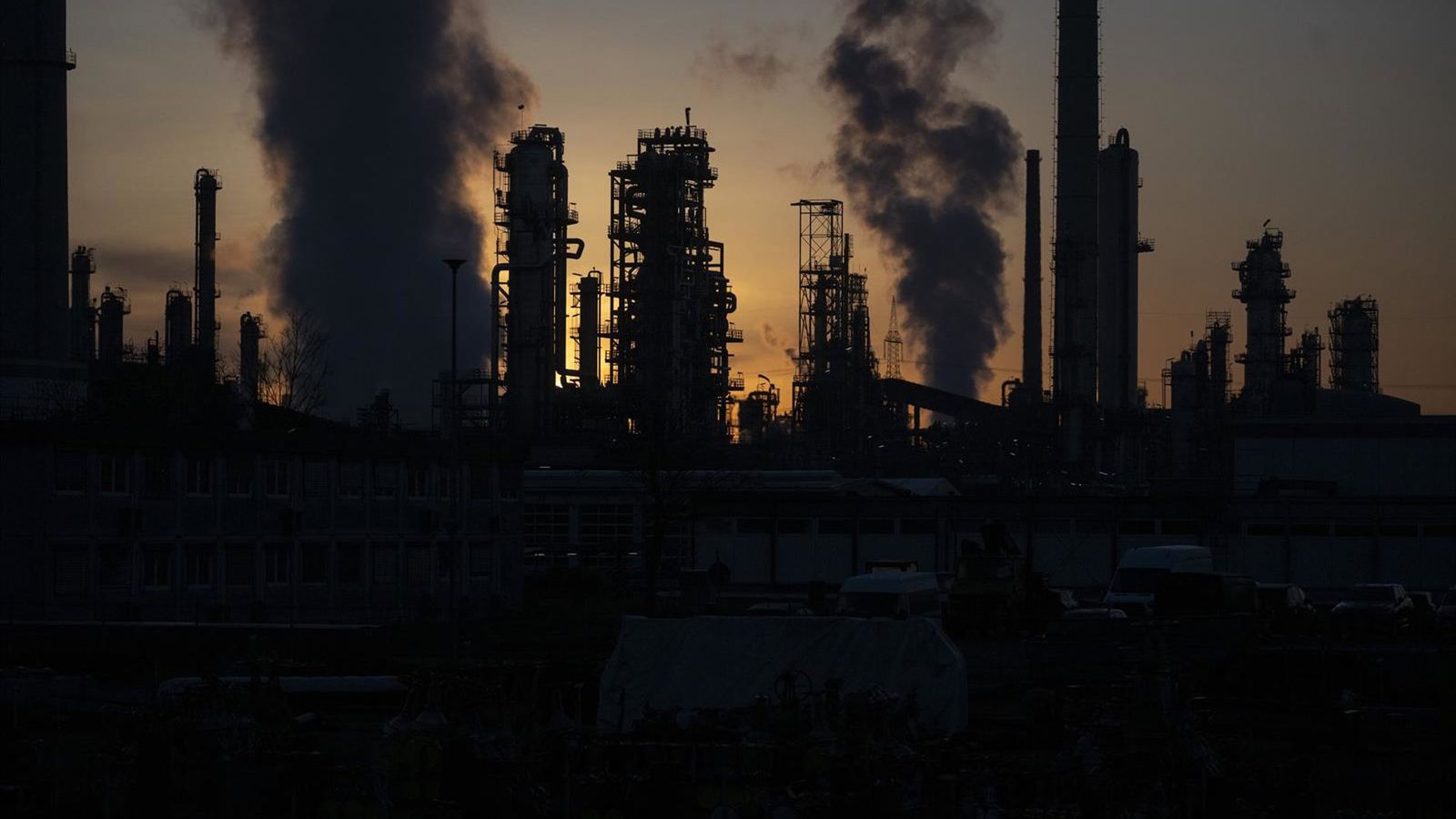 Petróleo Brent volta aos US$ 80 mesmo com reabertura do Estreito de Ormuz