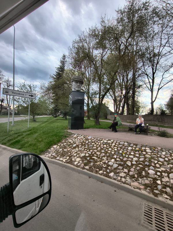 Monumento a Jānis Zvīdra sobrevive à dessovietização na Letônia