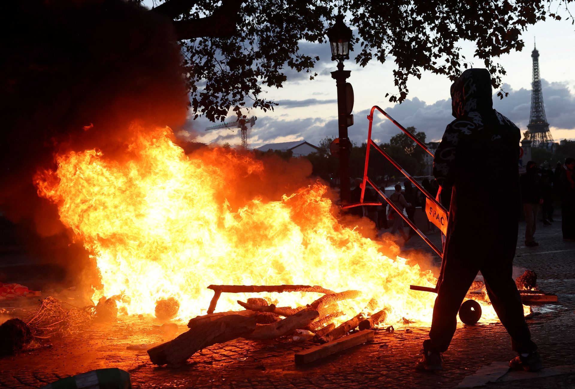 França em chamas: 272 presos em protestos violentos contra custo de vida