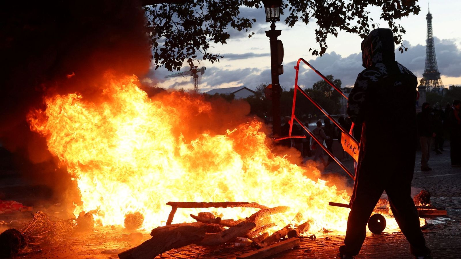 França em chamas: 272 presos em protestos violentos contra custo de vida