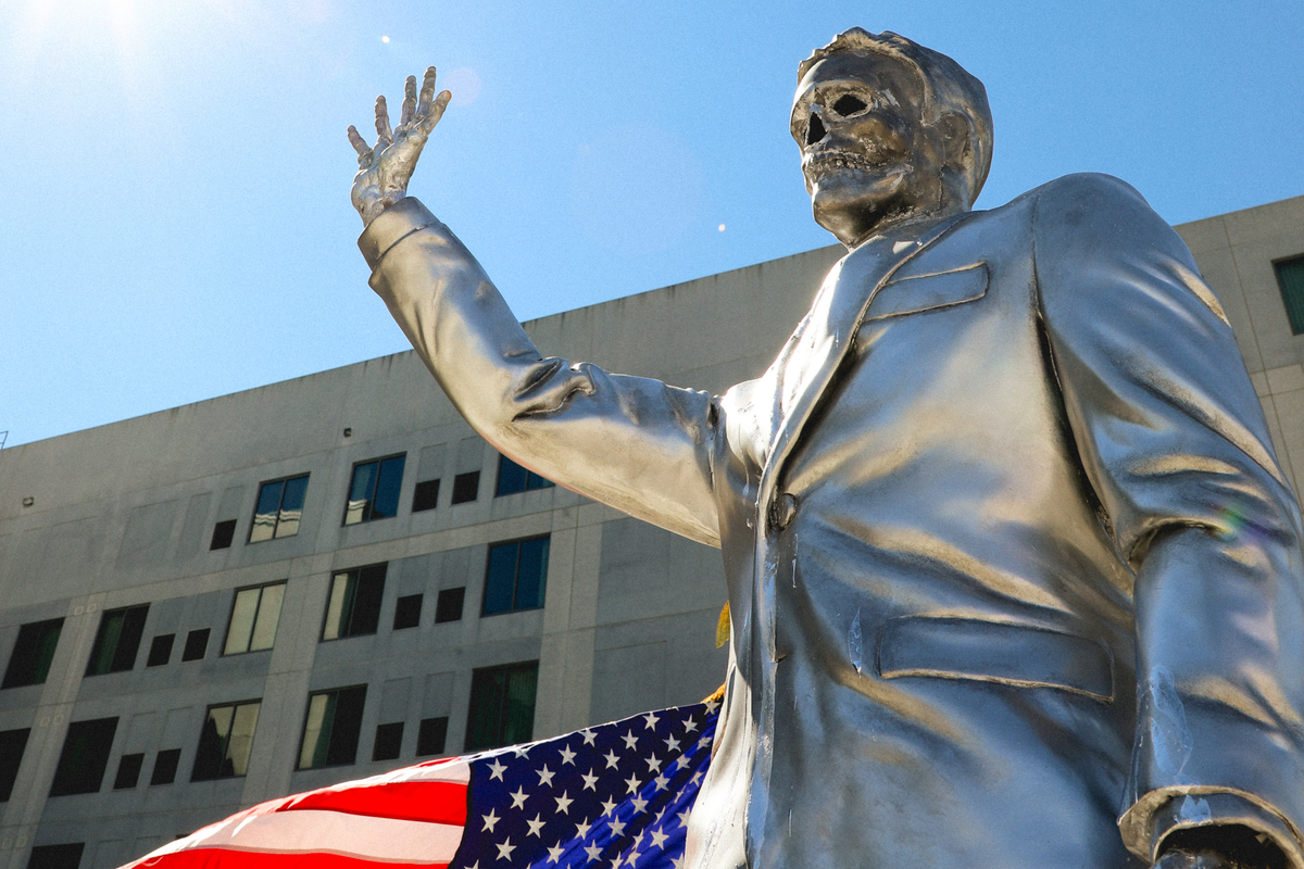 Estátua de Ron DeSantis derrete em protesto contra negação climática