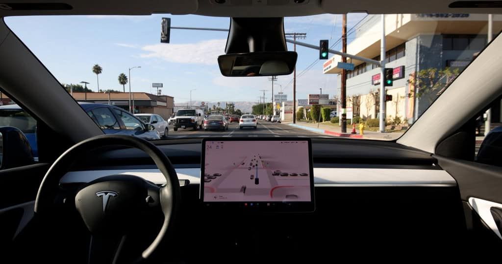 Tesla enfrenta novo escrutínio após acidente fatal no Texas envolver sistema FSD