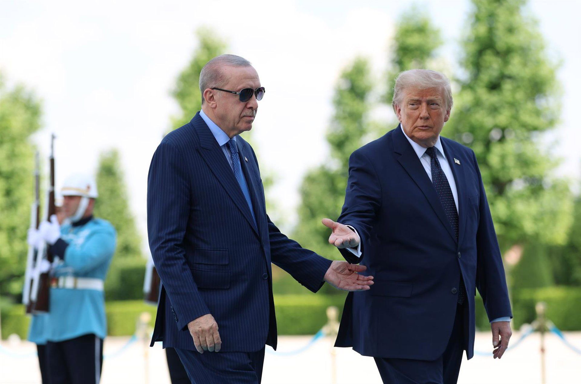Trump ameaça cortar laços comerciais com a Espanha — impasse na OTAN escala