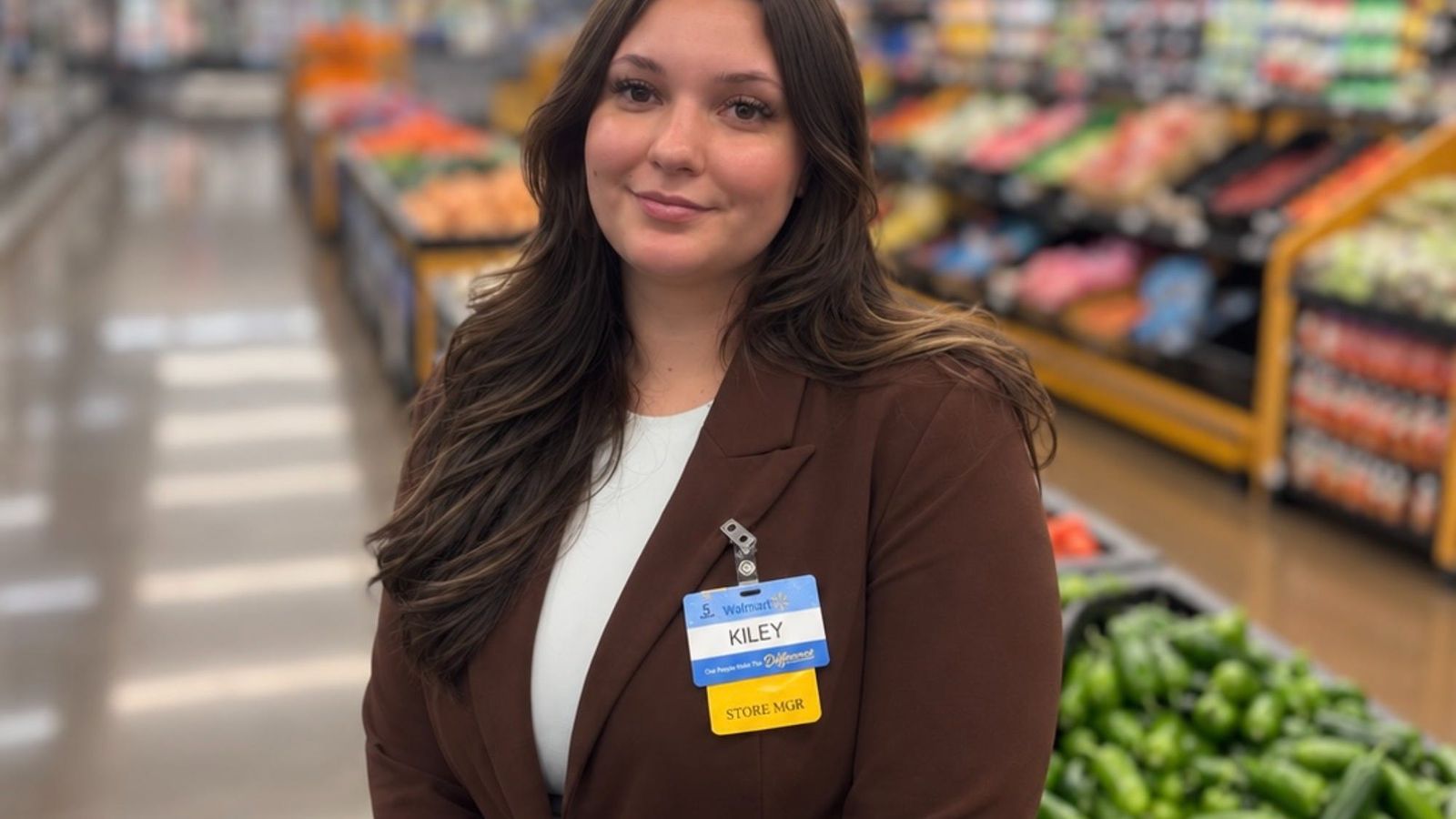 Aos 23 anos, gerente do Walmart desvenda ascensão de caixa a líder