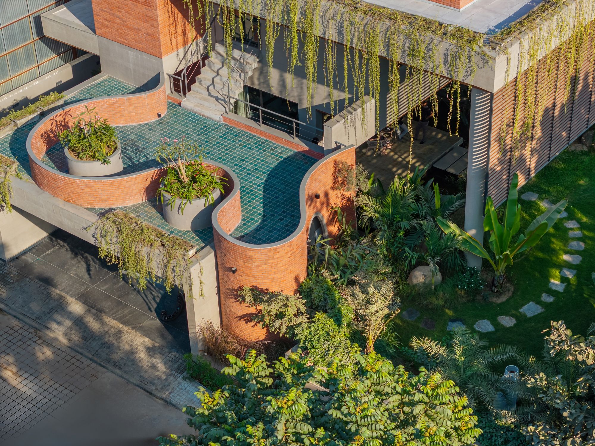 Valaya Villa redefine o conforto térmico em Ahmedabad — arquitetura como proteção