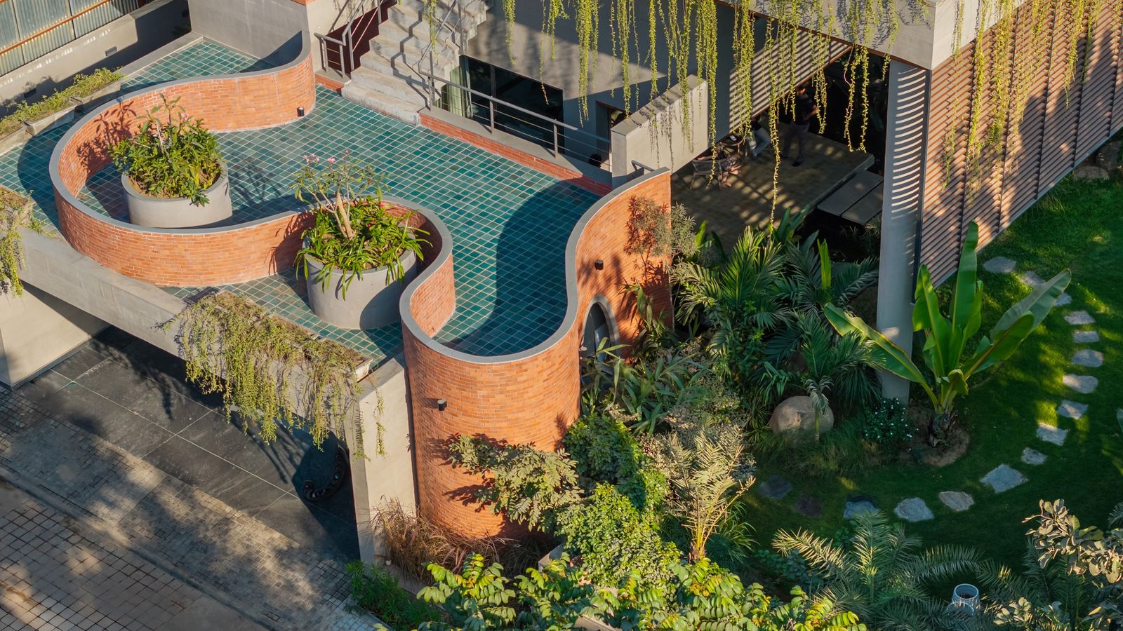 Valaya Villa redefine o conforto térmico em Ahmedabad — arquitetura como proteção