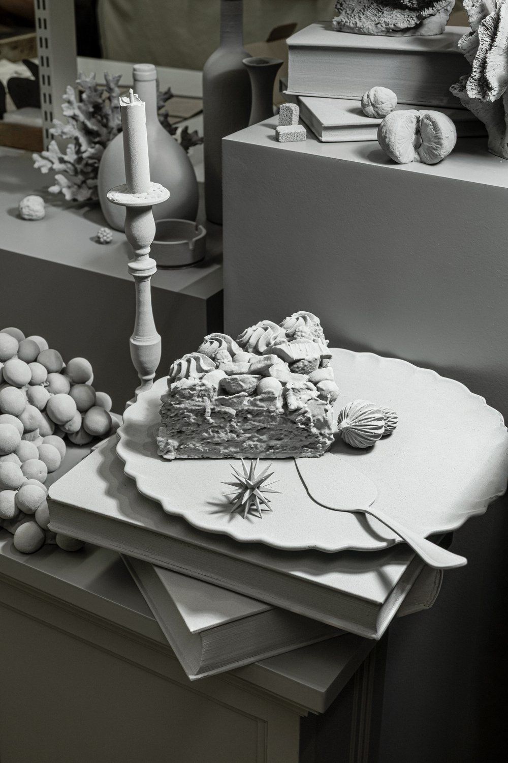 Hans Op de Beeck tinge Delvaux de cinza em instalação meditativa