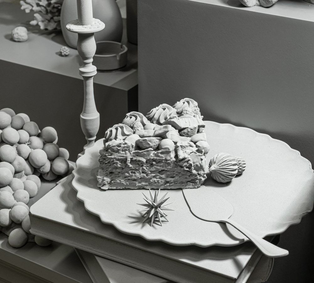 Hans Op de Beeck tinge Delvaux de cinza em instalação meditativa