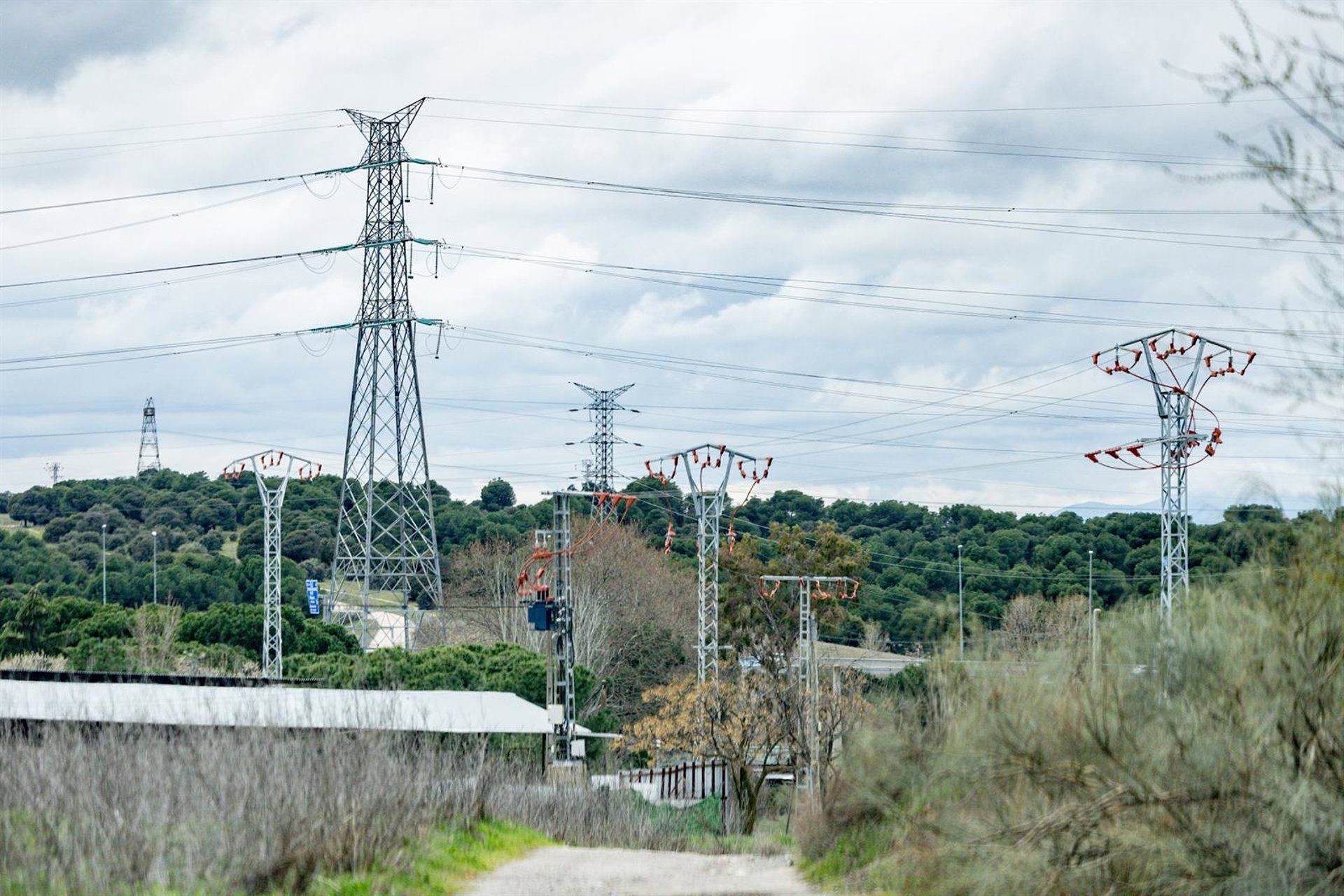 CEOE denuncia sobrecusto de 2,68 bilhões de euros na conta de luz espanhola