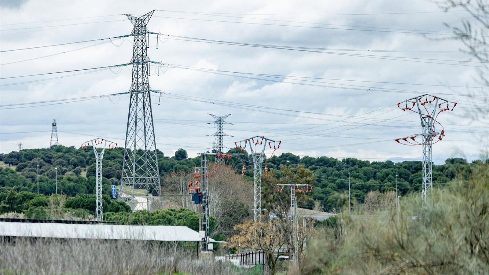CEOE denuncia sobrecusto de 2,68 bilhões de euros na conta de luz espanhola